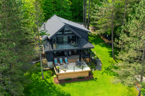 Lake of Bays (Franklin) House for sale:  4 bedroom 1,500 sq.ft. (Listed 2025-06-14)